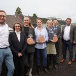 Markus Lennartz, Leiter des städtischen Fachbereichs Personal und Organisation (2. von rechts), Karlheinz Welters, Vorsitzender des Gesamtpersonalrats (1. von rechts) und Stephan Baurmann, Vorsitzender des Personalrats der allgemeinen Verwaltung (1. von links) , freuen sich mit Vertreter*innen des Sozialdiensts Katholischer Frauen, des Frauenhauses sowie des Sozialpädiatrischen Zentrums über die finanzielle Unterstützung durch die Restcentspende der Mitarbeitenden der Stadt Aachen.