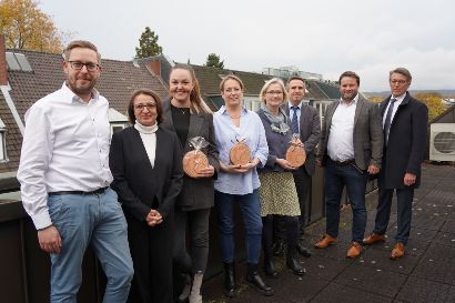 Markus Lennartz, Leiter des städtischen Fachbereichs Personal und Organisation (2. von rechts), Karlheinz Welters, Vorsitzender des Gesamtpersonalrats (1. von rechts) und Stephan Baurmann, Vorsitzender des Personalrats der allgemeinen Verwaltung (1. von links) , freuen sich mit Vertreter*innen des Sozialdiensts Katholischer Frauen, des Frauenhauses sowie des Sozialpädiatrischen Zentrums über die finanzielle Unterstützung durch die Restcentspende der Mitarbeitenden der Stadt Aachen.