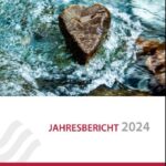 Foto von einem herzförmigen Stein im fließenden Wasser; darunter Text "Jahresbericht 2024", "Sozialdienst Katholischer Frauen SkF" und das Logo auf bordeauxrotem Hintergrund.
