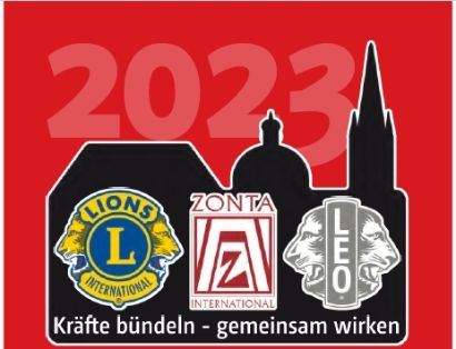 Illustration mit rotem Hintergrund, großer pinker 2023, Stadtsilhouetten und Logos von Lions, Zonta und Leo Club. Text: Kräfte bündeln - gemeinsam wirken.