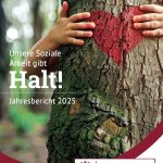 Foto eines Kindes, das einen Baum umarmt. Auf die Baumrinde ist ein rotes Herz gemalt. Auf dem Bild steht der deutsche Text: „Unsere Sozialarbeit gibt Halt! Jahresbericht 2024“. Unten rechts sind das Logo und das Motto des SkF zu sehen.