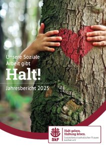 Foto eines Kindes, das einen Baum umarmt. Auf die Baumrinde ist ein rotes Herz gemalt. Auf dem Bild steht der deutsche Text: „Unsere Sozialarbeit gibt Halt! Jahresbericht 2024“. Unten rechts sind das Logo und das Motto des SkF zu sehen.