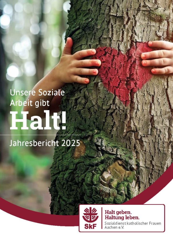Foto eines Kindes, das einen Baum umarmt. Auf die Baumrinde ist ein rotes Herz gemalt. Auf dem Bild steht der deutsche Text: „Unsere Sozialarbeit gibt Halt! Jahresbericht 2024“. Unten rechts sind das Logo und das Motto des SkF zu sehen.