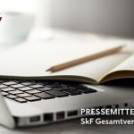 Foto von einer Laptop-Tastatur, darauf ein offenes Notizbuch mit Bleistift. Oben links das SkF-Logo und Text: PRESSEMITTEILUNG SkF Gesamtverein e.V.-aktuelle kirchliche Nachrichten wie aus einer Kirchenzeitung.