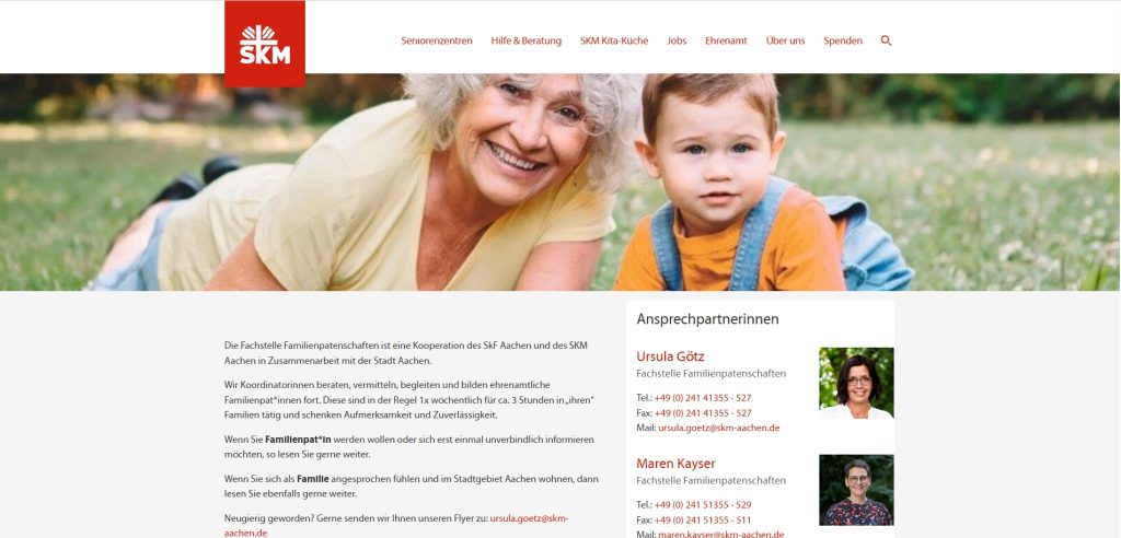 Foto von einer älteren Frau und einem Mädchen, die auf Gras liegen. Rechts stehen Kontaktdaten zweier Beraterinnen auf der Webseite.