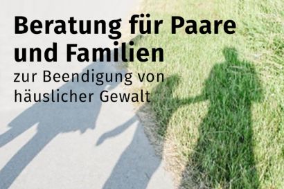 Foto von drei Schatten, die sich an den Händen halten, auf einem Grasweg. Text: Beratung für Paare und Familien gegen Gewalt.