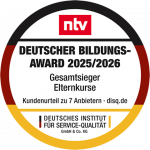 Abzeichen mit rundem Design: Im Mittelpunkt steht das Logo von ntv. Darunter der Text „Deutscher Bildungs-Award 2025/2026 Gesamtsieger Elternkurse“. Weitere Angaben beziehen sich auf die Kundenbewertung von sieben Anbietern von Elternkursprogrammen wie „Kinder im Blick“, disq.de und dem Deutschen Institut für Service-Qualität.