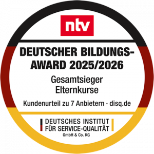 Abzeichen mit rundem Design: Im Mittelpunkt steht das Logo von ntv. Darunter der Text „Deutscher Bildungs-Award 2025/2026 Gesamtsieger Elternkurse“. Weitere Angaben beziehen sich auf die Kundenbewertung von sieben Anbietern von Elternkursprogrammen wie „Kinder im Blick“, disq.de und dem Deutschen Institut für Service-Qualität.