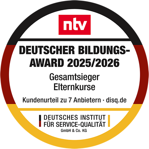 Abzeichen mit rundem Design: Im Mittelpunkt steht das Logo von ntv. Darunter der Text „Deutscher Bildungs-Award 2025/2026 Gesamtsieger Elternkurse“. Weitere Angaben beziehen sich auf die Kundenbewertung von sieben Anbietern von Elternkursprogrammen wie „Kinder im Blick“, disq.de und dem Deutschen Institut für Service-Qualität.